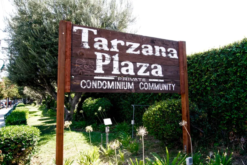 The sign welcoming you into Tarzana Plaza in CA California