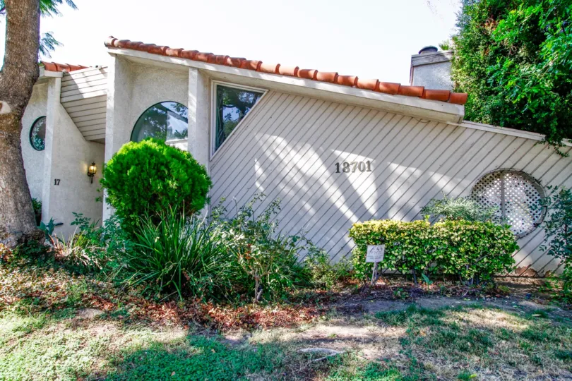 The address for Tarzana Strawberry Villas in CA California