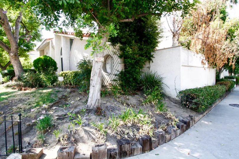 The landscaping of Tarzana Strawberry Villas
