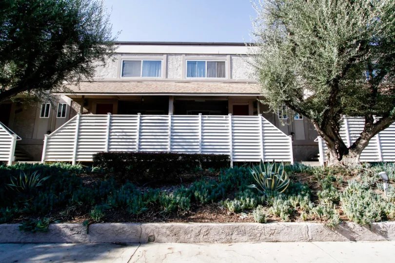 The Tarzana Tennis Townhomes building in CA California