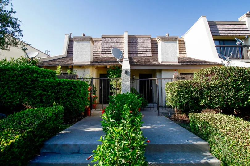 The sidewalk up to Tarzana Villas North