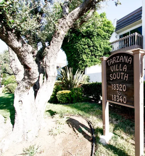 The sign announcing Tarzana Villas South