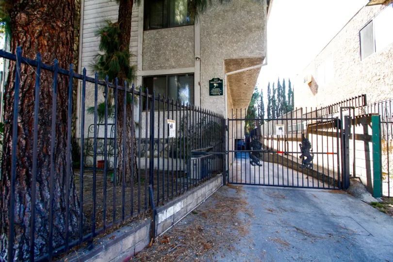 The walkway at 6847 Haskell Ave
