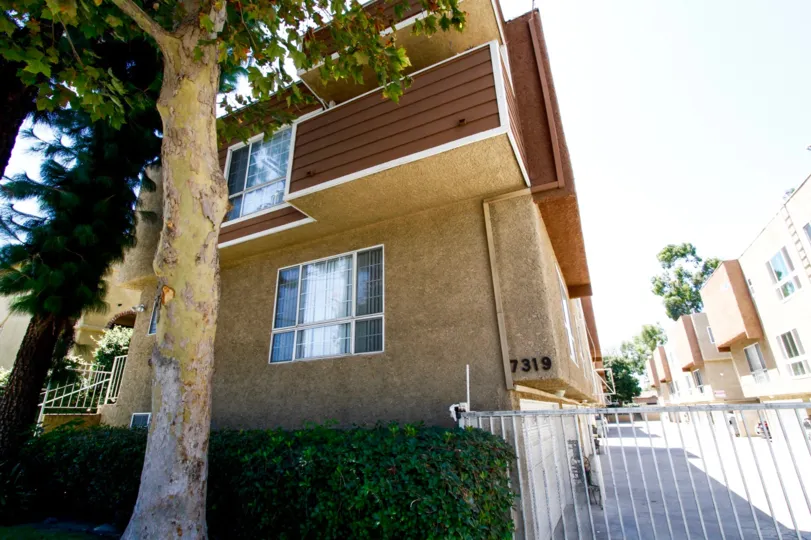 The building at 7319 Hazeltine Ave in Van Nuys