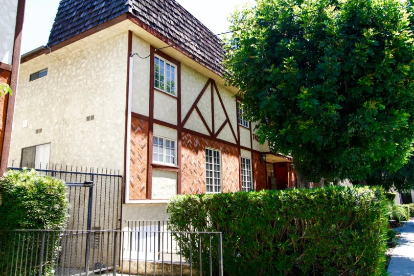 The building at 7422 Hazeltine Ave