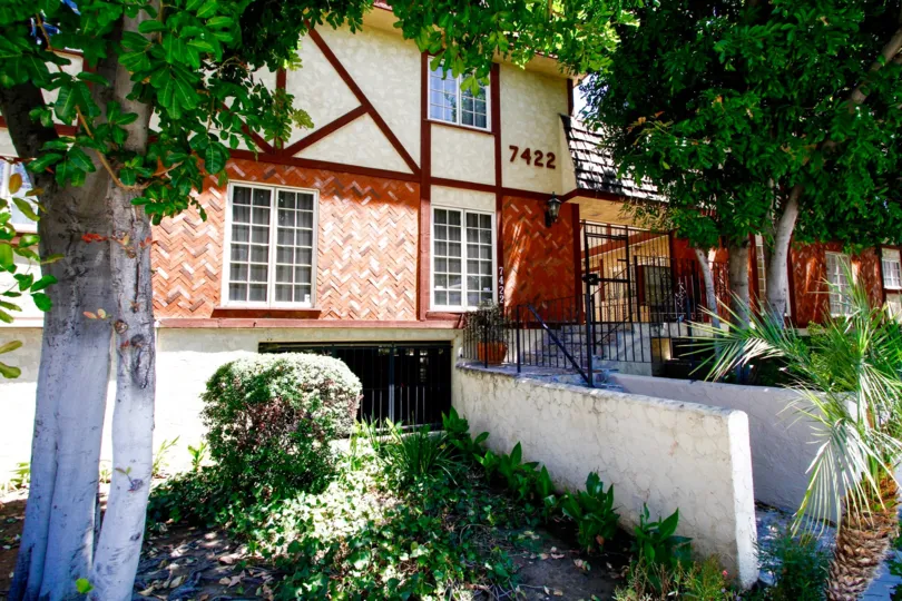 The landscaping around 7422 Hazeltine Ave in Van Nuys