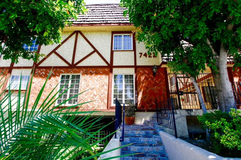 The entrance into 7422 Hazeltine Ave