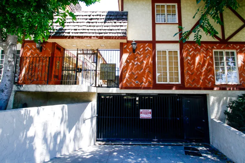 the parking for 7422 Hazeltine Ave in Van Nuys