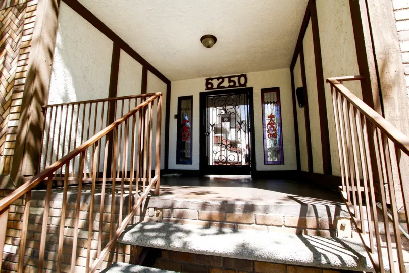 The entrance into Flagstone Chateaux in Van Nuys