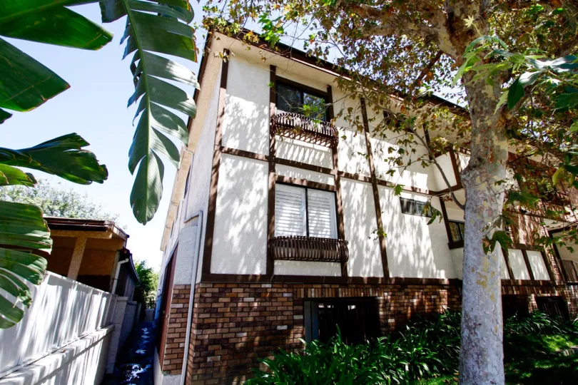 The Flagstone Chateaux building in Van Nuys