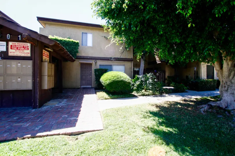 The sidewalk up to Walnut Gardens I in Van Nuys