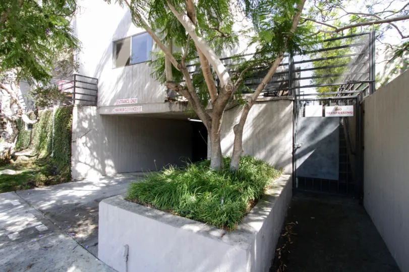 The building view of 2500 Abbot Kinney