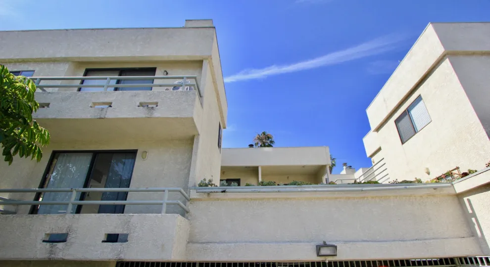 A big house in Marina Breeze which builted with modern designs