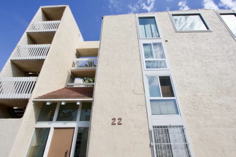brown walls and clear skies of 22 Navy Estates, Venice, California