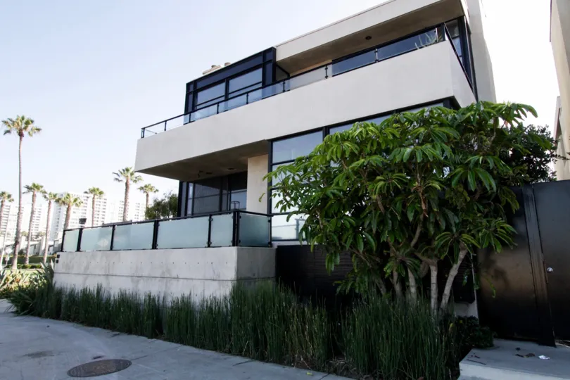 The landscaping seen around Ocean Front Townhomes in Venice