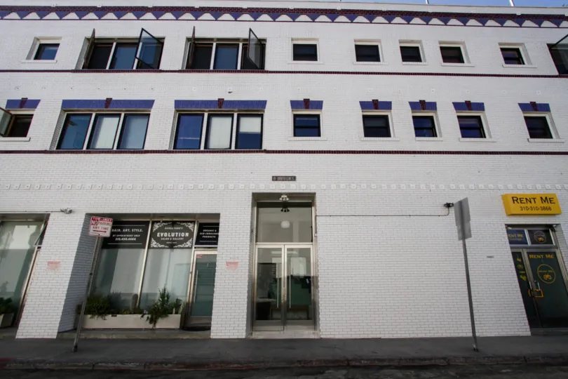 The entrance into Venice Beach Art Lofts