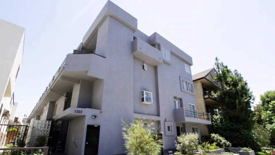 The building at 1222 N Kings