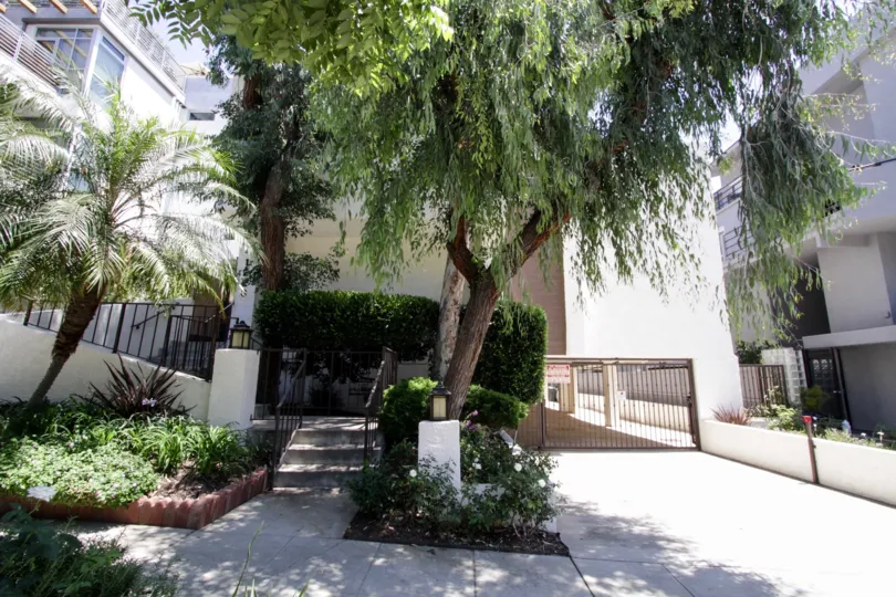 The entryway into 1226 N Kings