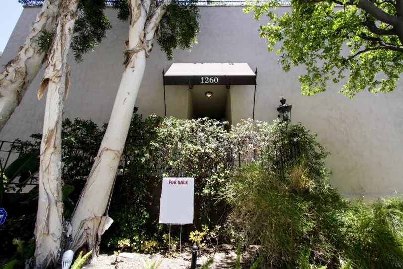 The address written at the entrance of 1260 N Kings in West Hollywood