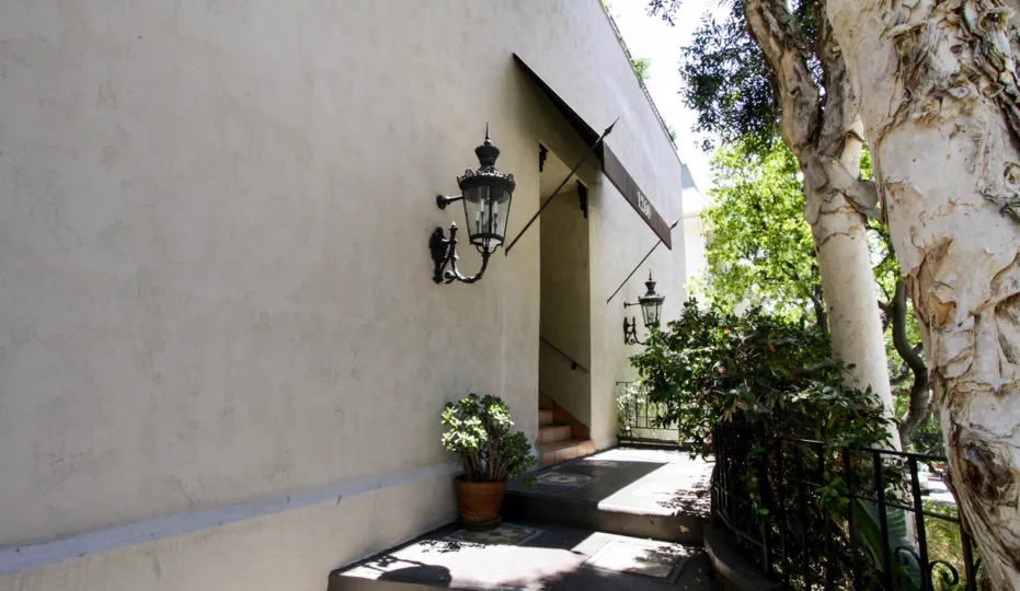 The entrance into 1260 N Kings