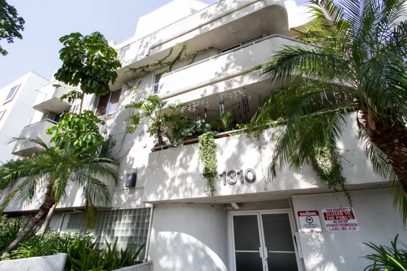 The entrance into 1310 N Detroit in West Hollywood