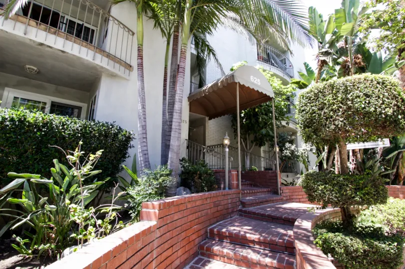 The entrance into 625 N Flores in West Hollywood