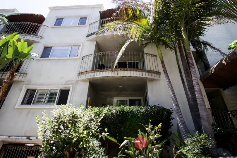 The balconies at 625 N Flores