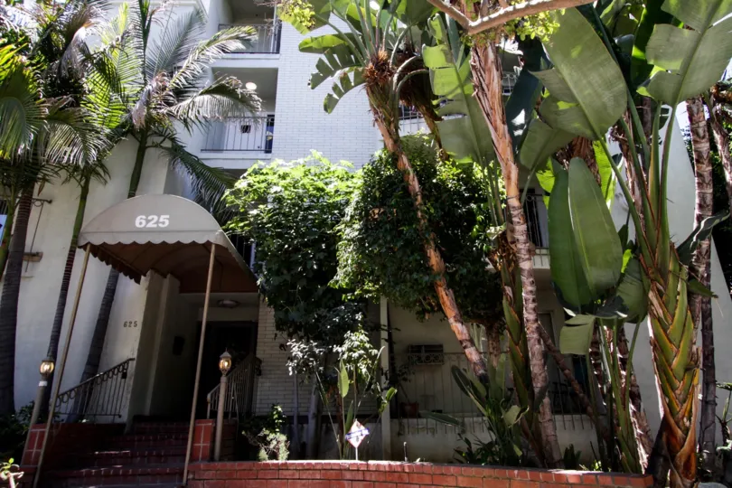 The covered entrance of 625 N Flores
