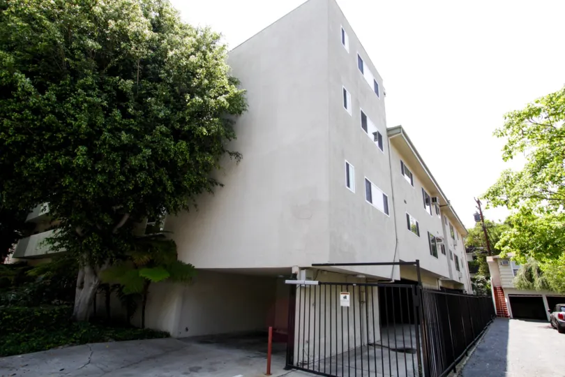 The building at 645 Westmount