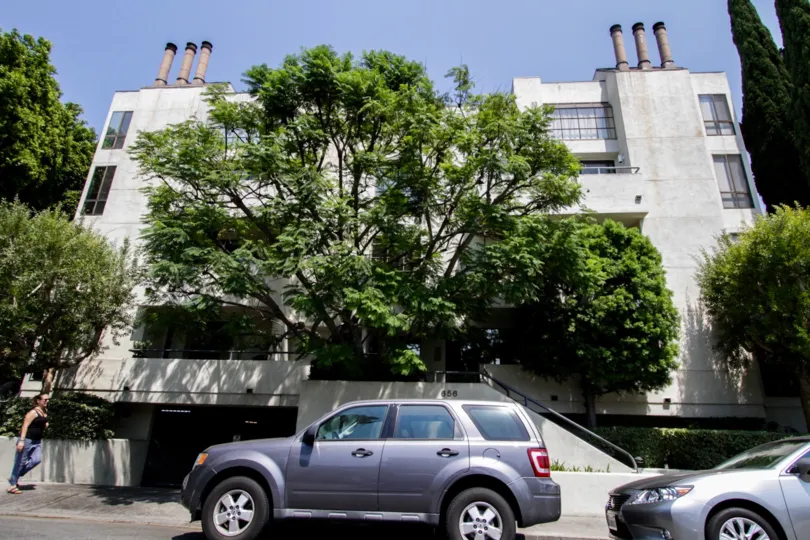 The curb for parking at 656 West Knoll in West Hollywood