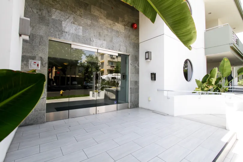 The entrance into 817 Alfred