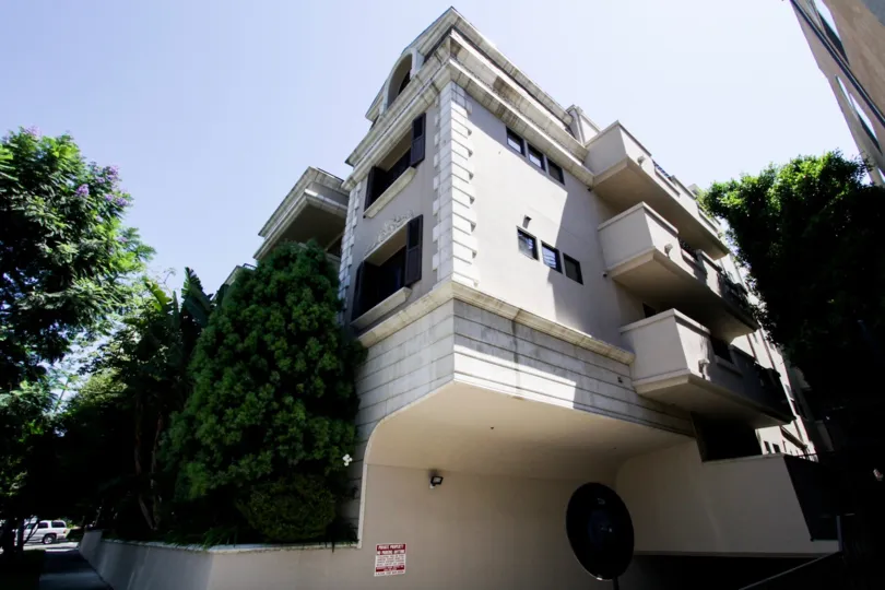 The garage for parking at 625 N Flores