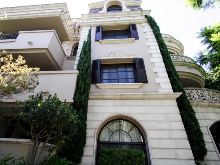 The windows seen at 850 N Croft in West Hollywood