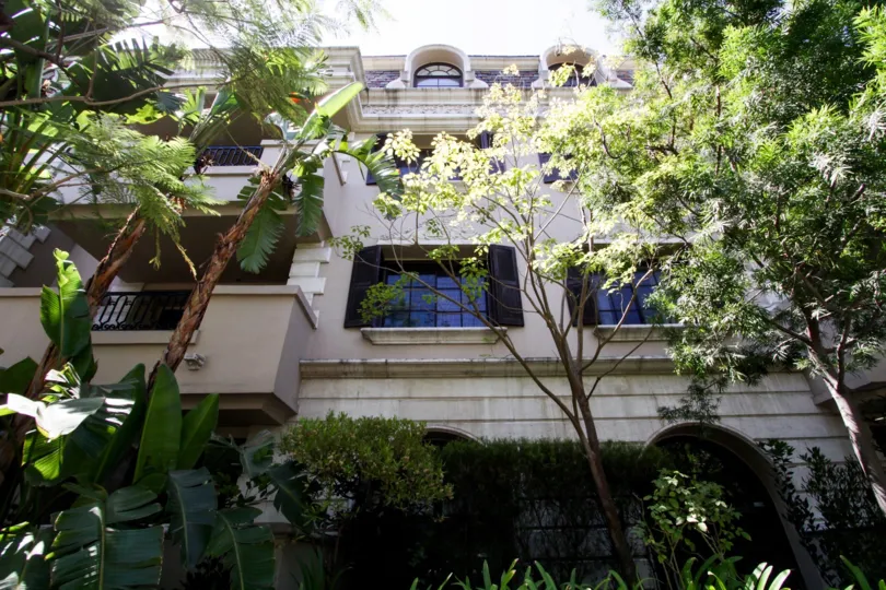 The entrance into 850 N Croft