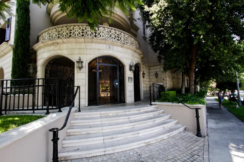 The balconies at 850 N Croft