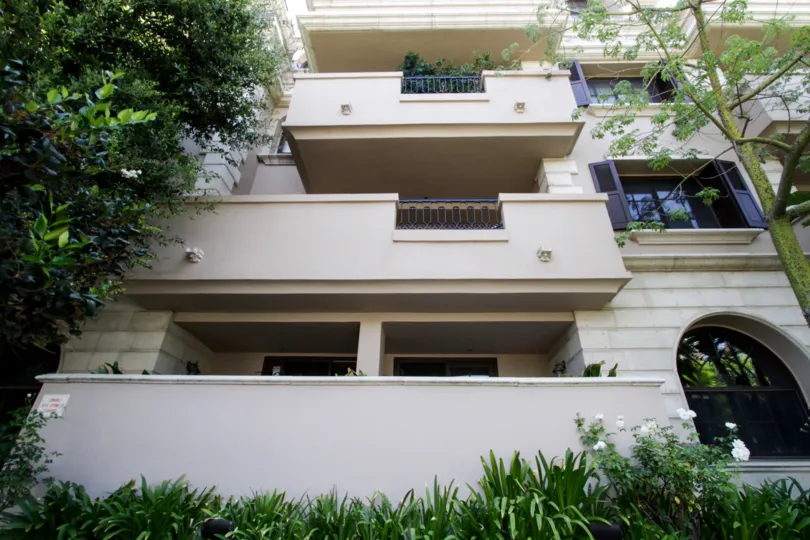 The parking for 850 N Croft in West Hollywood
