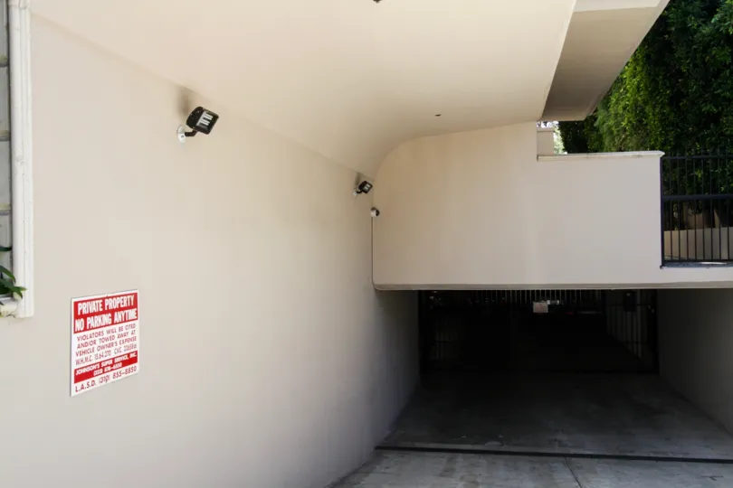 The architecture of 850 N Croft