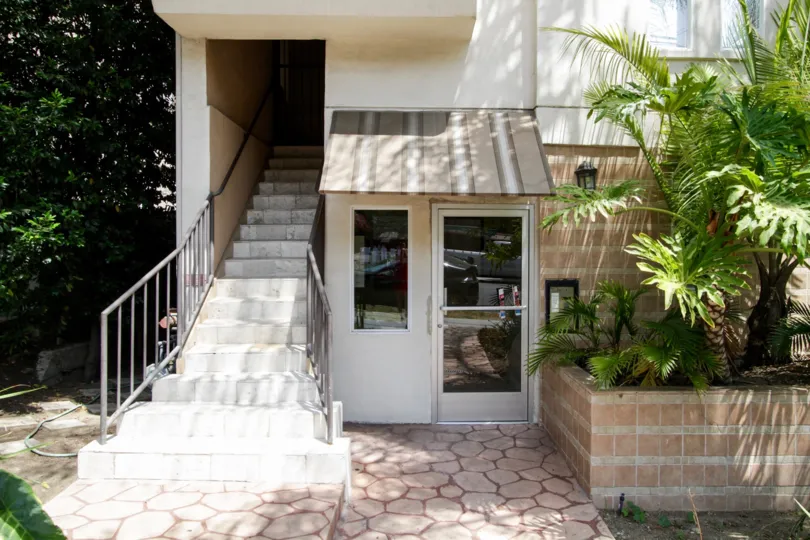 The entrance into 924 N Palm in West Hollywood