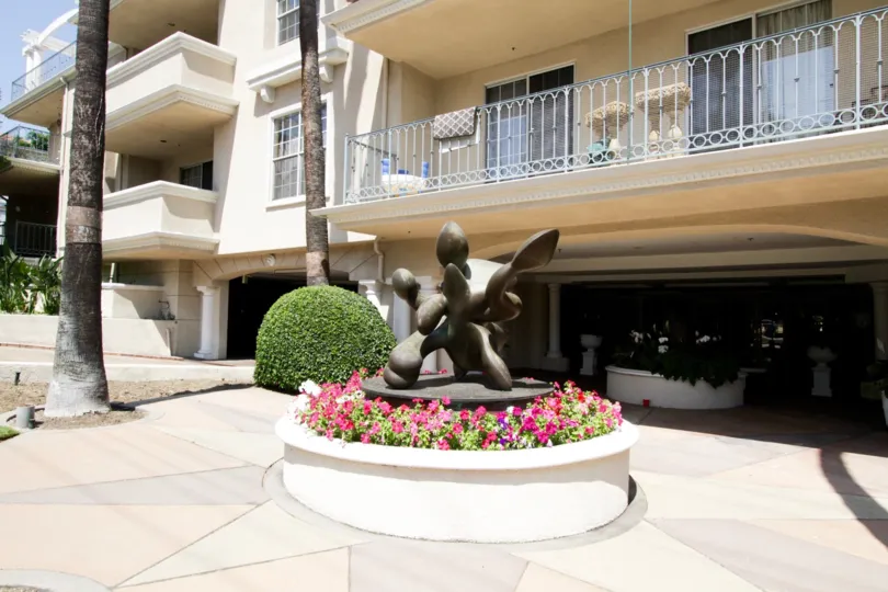 The centerpiece in front of 930 N Doheny