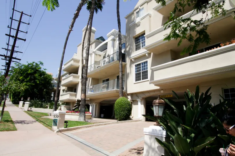 The drive into the parking for 930 N Doheny