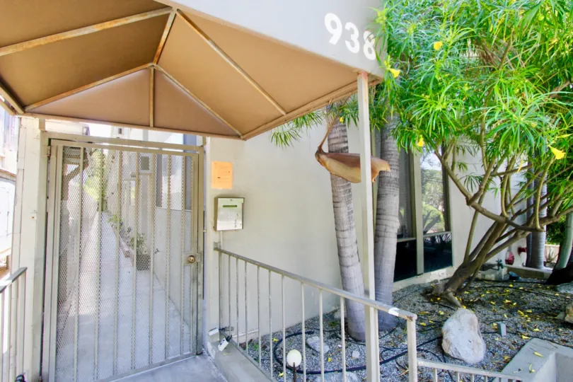 close shot of 938 Palm and her surroundings, West Hollywood, California