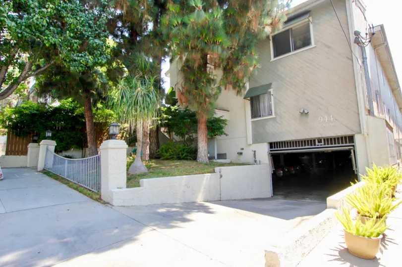Paraiso, west hollywood, California is A beautiful entrance with pretty good gate and lots of greenery including plants and trees. Colourfull flowers are adding life in the picture.