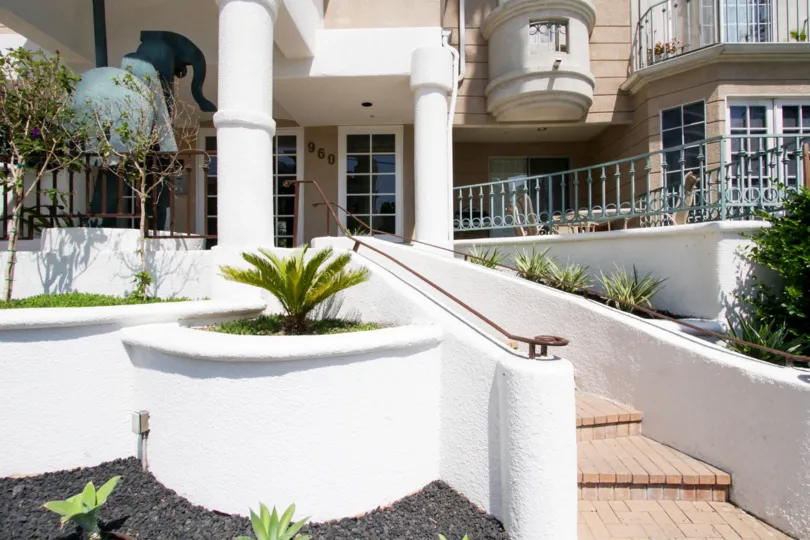The entryway into 960 N Doheny