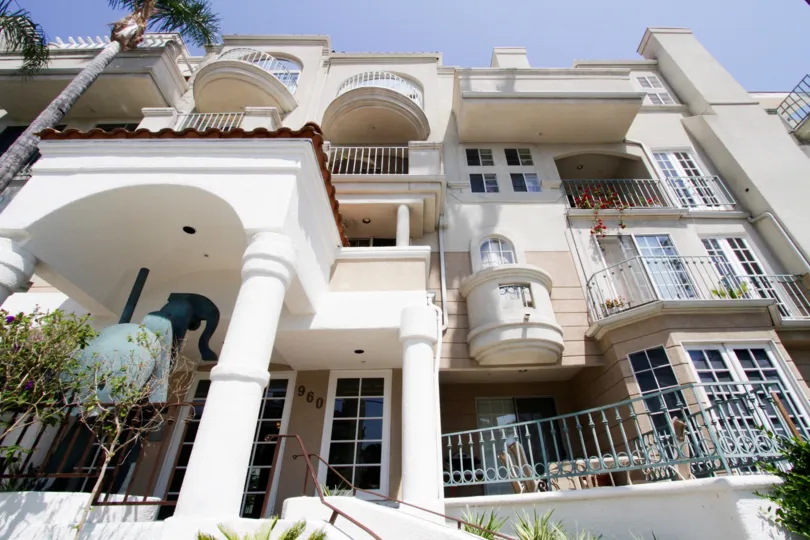 The building at 960 N Doheny in West Hollywood