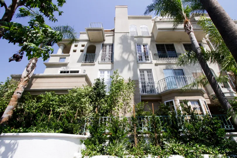 The landscaping around 960 N Doheny