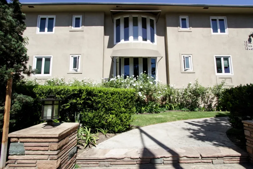 The entrance into Crescent Terrace