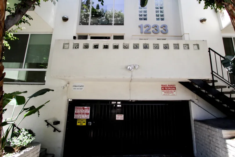 The address of Flores Palace on the building