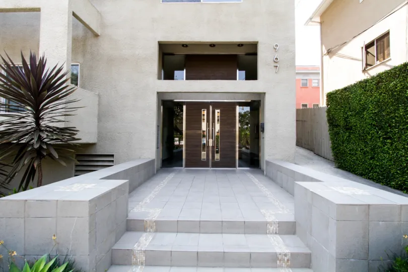 The entryway up to Hammond Condominiums
