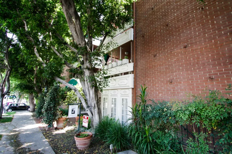 The Holloway Manor building in West Hollywood