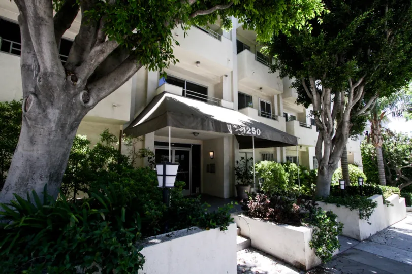 The entryway into Kings Fountain Manor